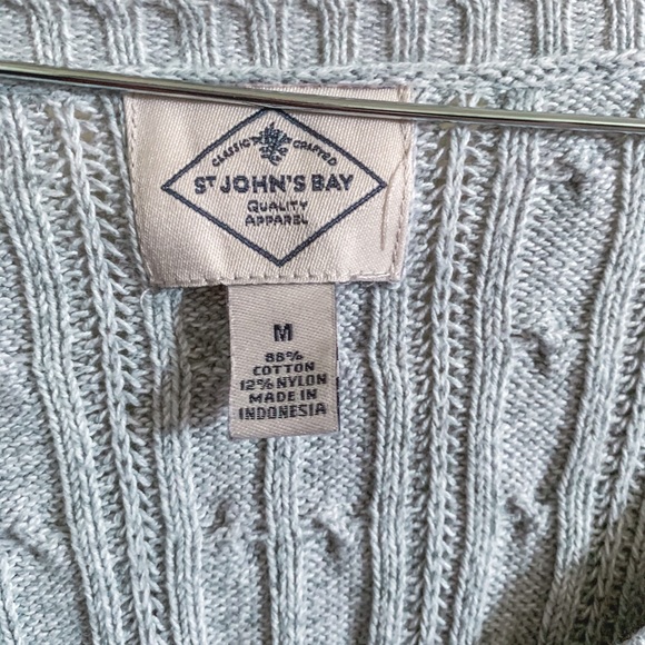 Gray cable-knit v-neck sweater - Picture 2 of 4